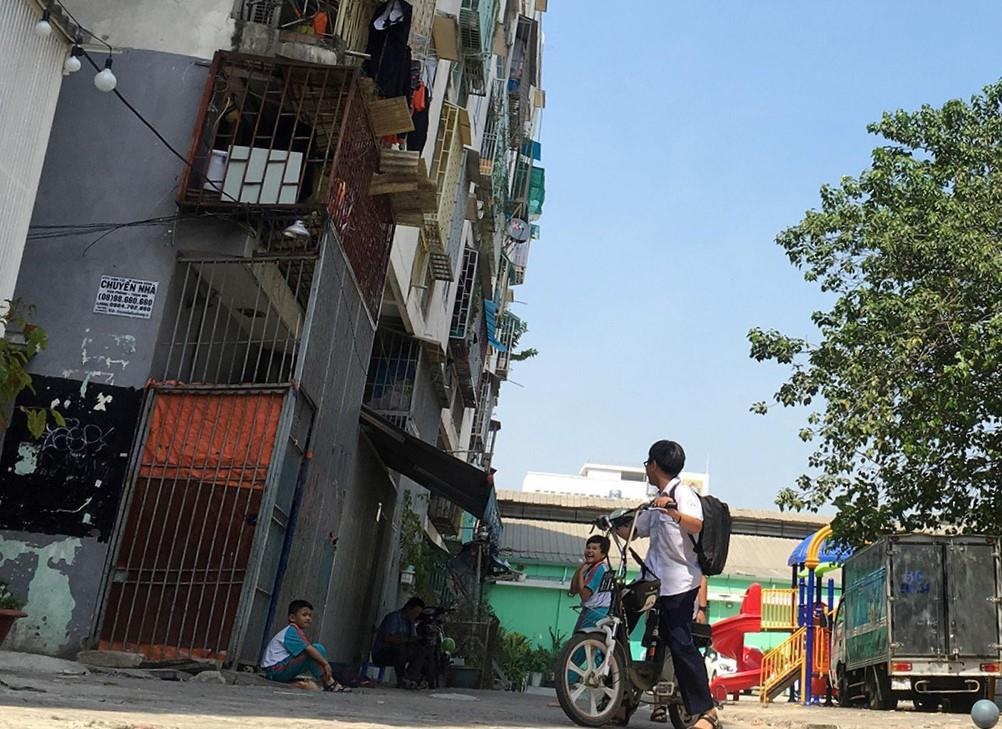 TP.HCM sap do chung cu nghieng nua met hinh anh