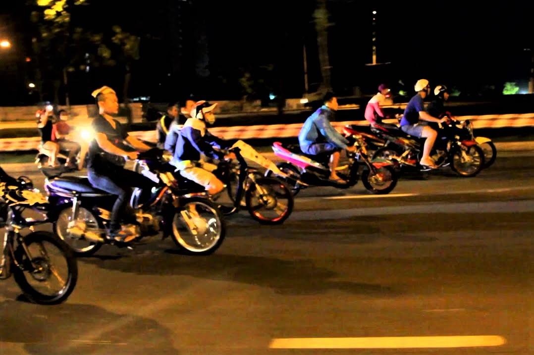 Nhom thieu nien nem da vao nha dan sa luoi hinh anh