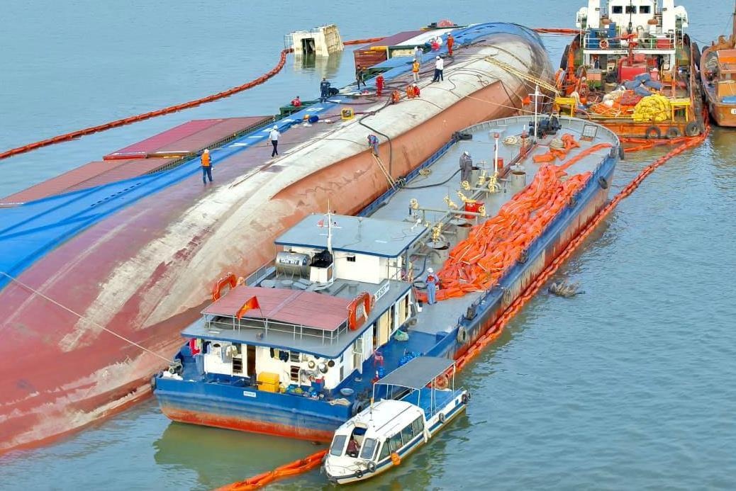 Mat khoang 30 ngay de dua tau VietSun Integrity bi dam vao bo hinh anh