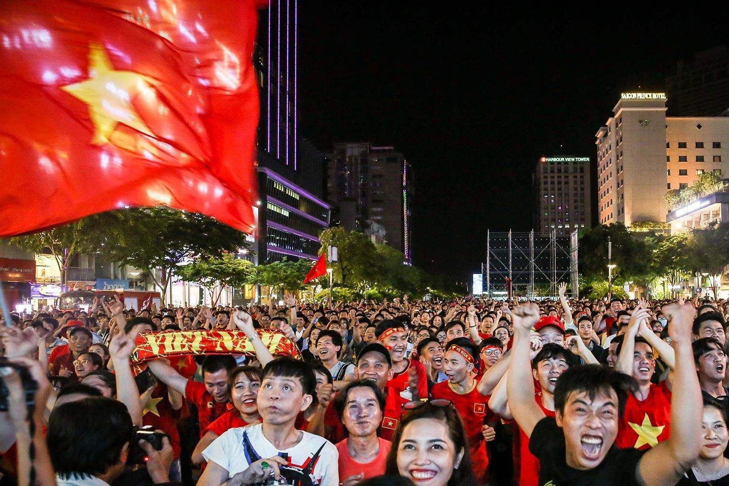 5 man hinh lon o pho Nguyen Hue truc tiep tran Viet Nam - UAE hinh anh