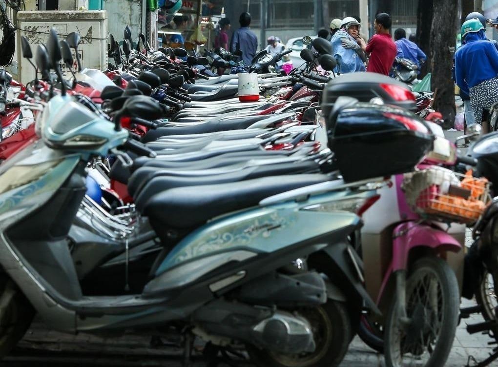 2 vi tri giu xe mien phi tren duong Ham Nghi bi phan ung hinh anh