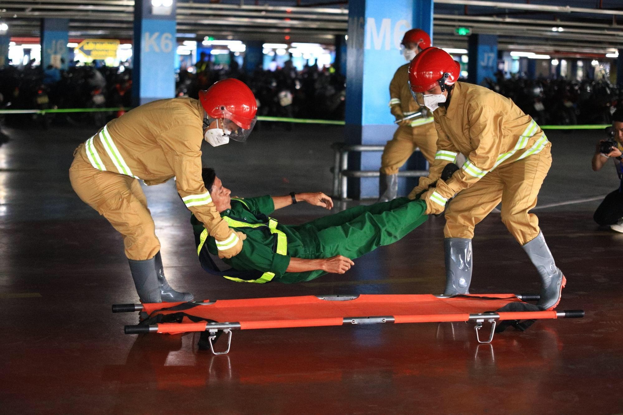 Dien tap xu ly tinh huong an ninh tai san bay Tan Son Nhat hinh anh