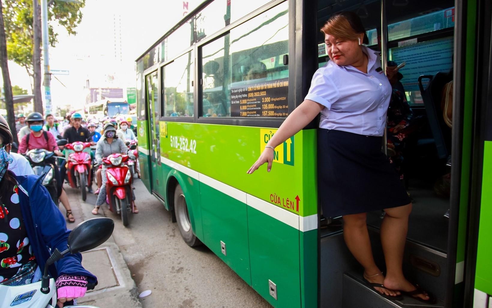 Vi sao nguoi dan TP.HCM 'quay lung' voi xe buyt? hinh anh