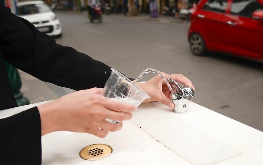 TP.HCM sap co voi uong nuoc truc tiep noi cong cong hinh anh