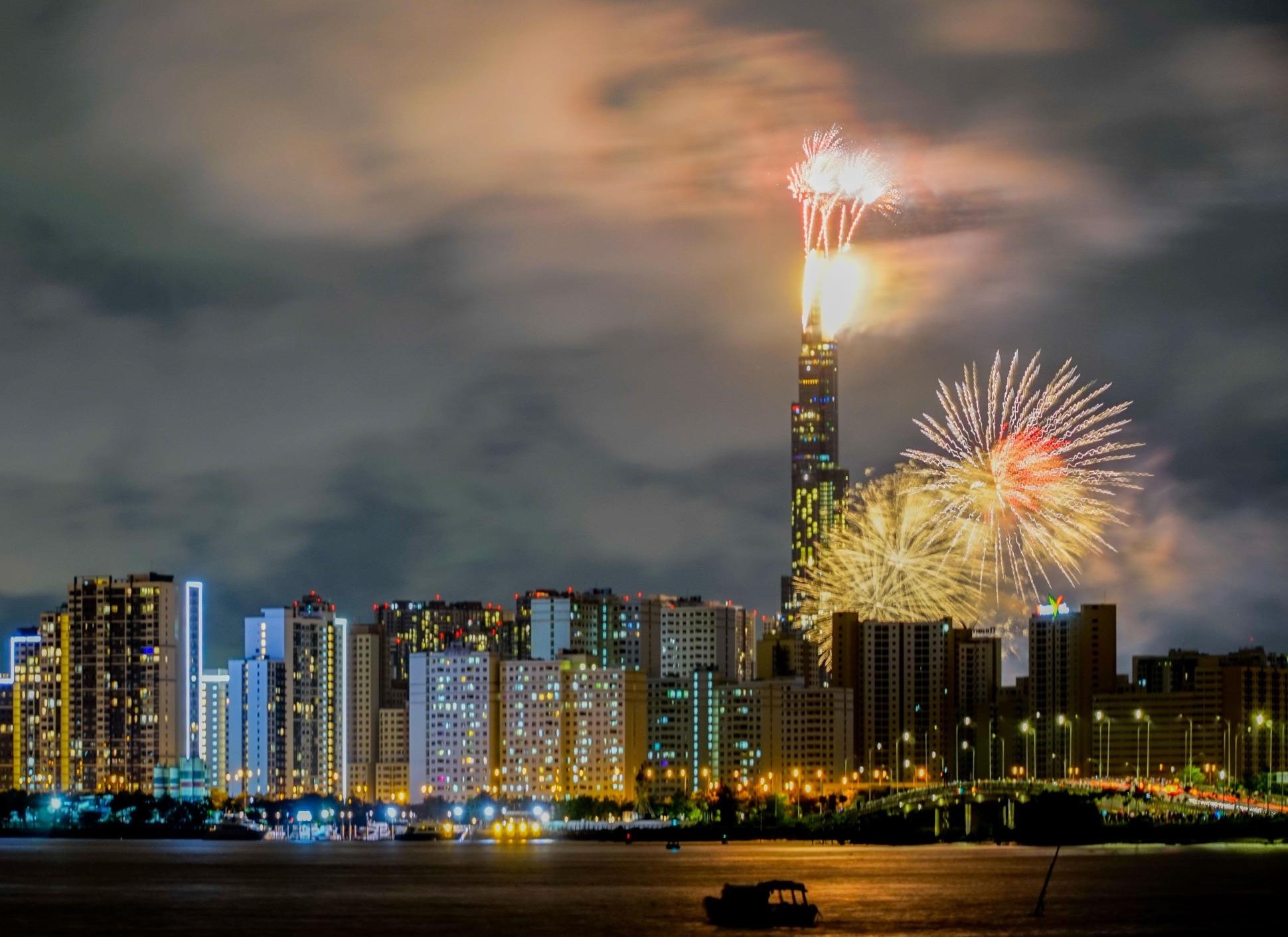 TP.HCM du kien ban phao hoa o toa nha Landmark don Tet Duong lich hinh anh