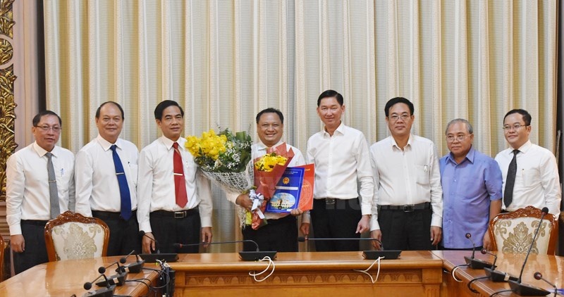 Tan chu tich quan 11 anh 1