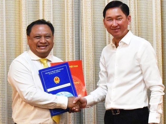 Tien si kinh te 42 tuoi lam Chu tich quan o TP.HCM hinh anh