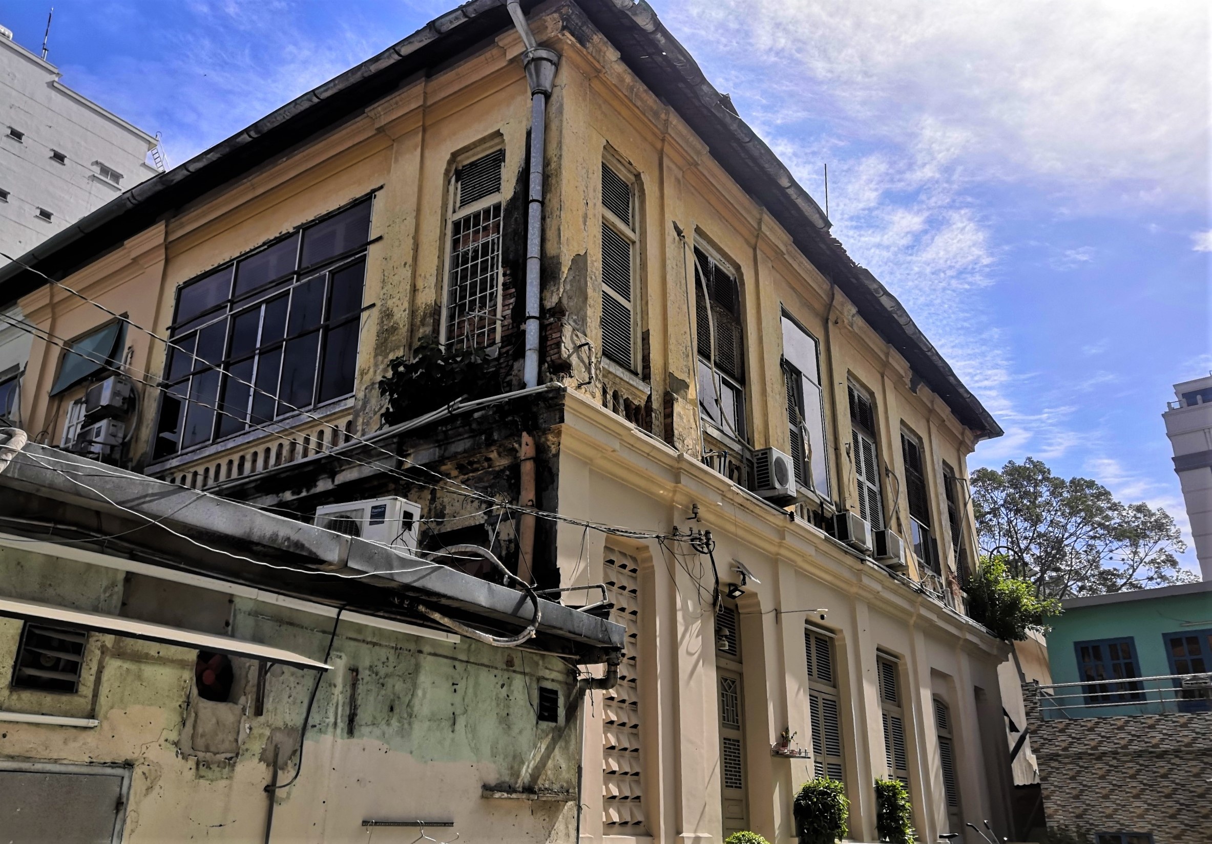 Biet thu co bien mat anh 2