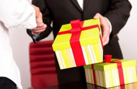 TP.HCM nghiem cam tang qua Tet cho cap tren hinh anh