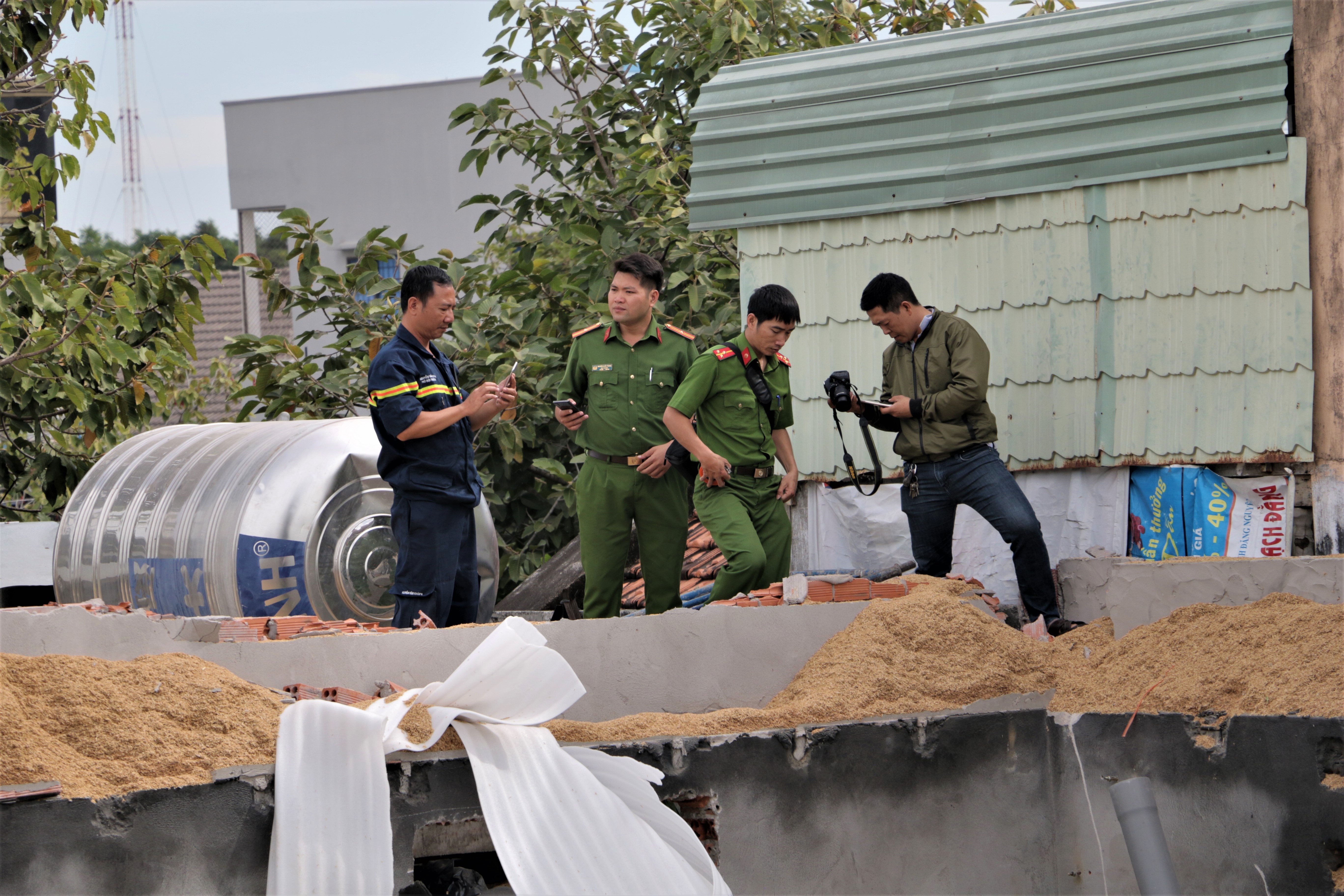 Canh sat kham nghiem vu truong sap khien mot nguoi chet hinh anh