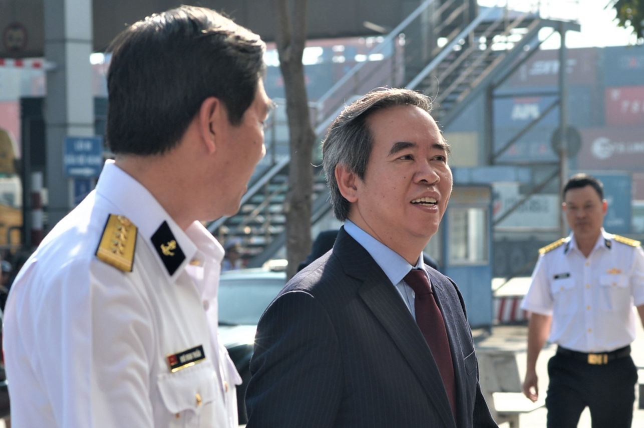 Ong Nguyen Van Binh lam viec voi Tan Cang Sai Gon hinh anh