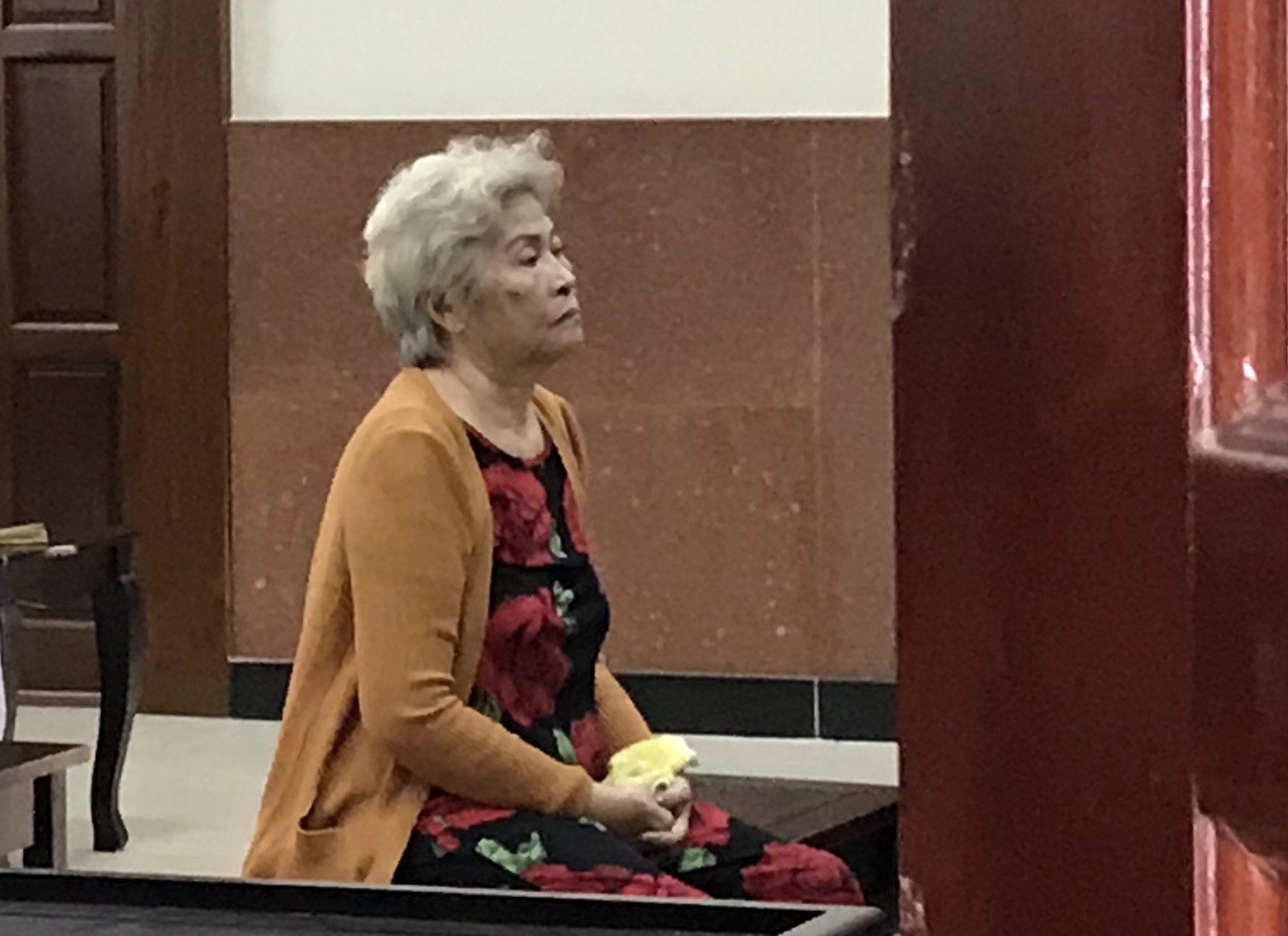 Nguoi dot chi va chau gai tai chua Buu Quang khoc, xin giam an hinh anh