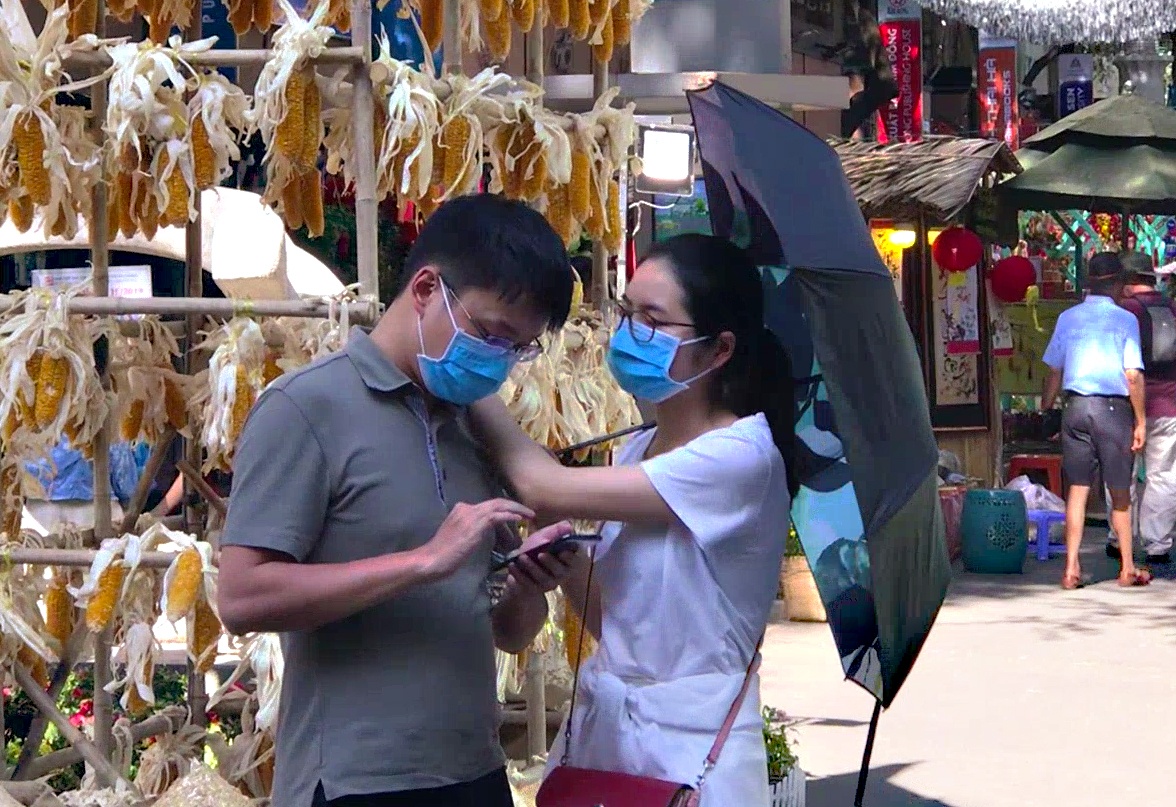 Nguoi dan TP.HCM deo khau trang dao duong sach trong dich cum corona hinh anh