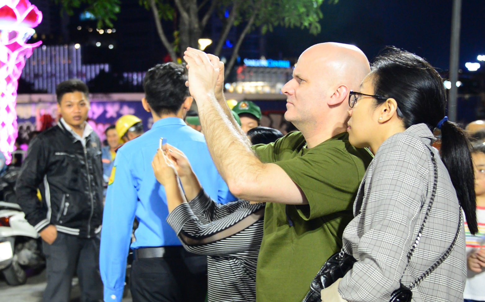 Nguoi TP.HCM tiec nuoi duong hoa Nguyen Hue hinh anh