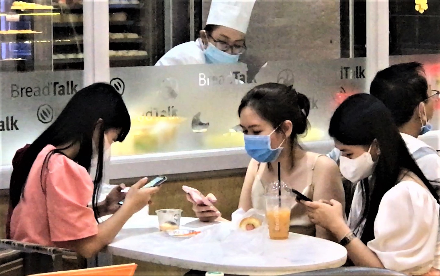 Nguoi TP.HCM deo khau trang di an nha hang trong dich cum corona hinh anh