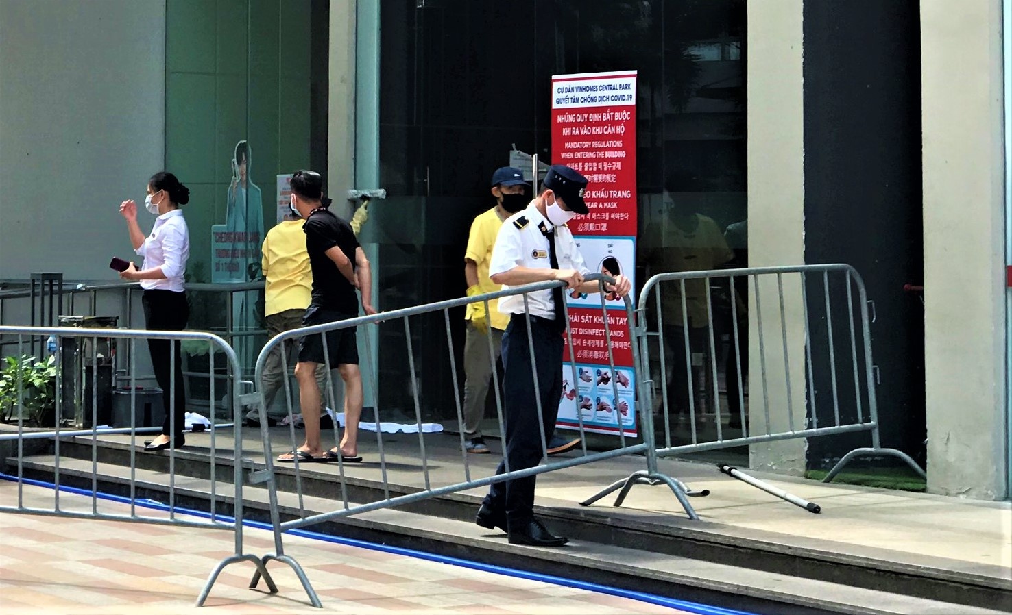 Nhieu chung cu cao cap o TP.HCM duoc phong toa hinh anh