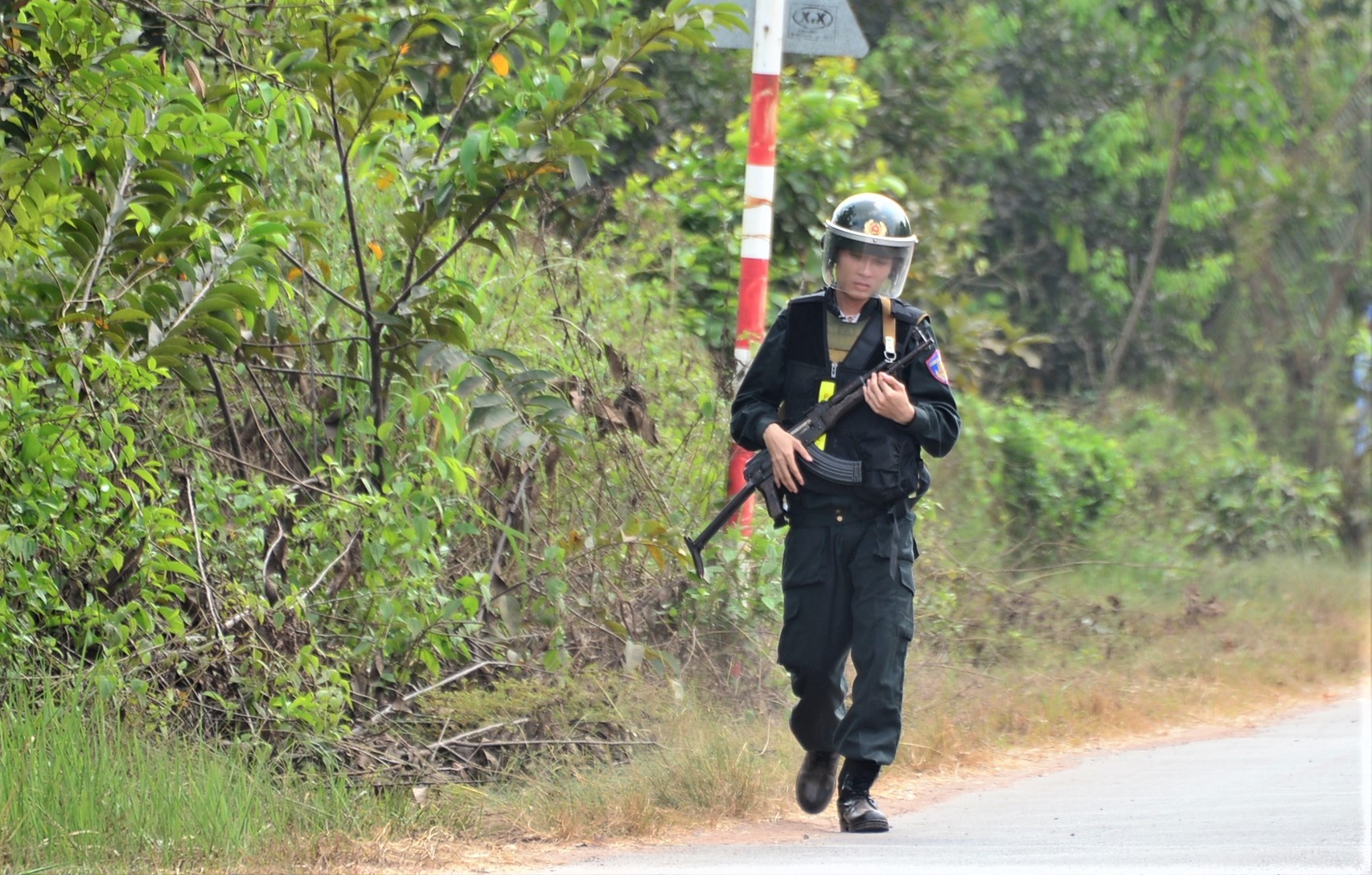 khuyên Tý Bà Dòm ra đầu thú ảnh 3 khuyen Ty Ba Dom ra dau thu anh 3