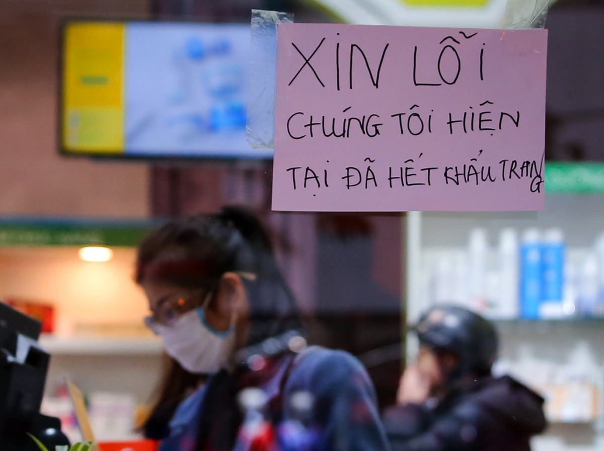5 nha thuoc o TP.HCM gam hang, tang gia khau trang bi xu ly hinh anh