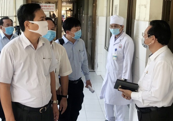 Hon 500 nguoi o vung dich virus corona den Binh Tan duoc giam sat ky hinh anh