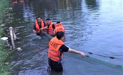 Boi xuong ho sau chau nhau, 2 nguoi mat tich hinh anh
