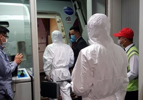 TP.HCM xin y kien cach ly du khach qua canh co bieu hien viem ho hap hinh anh