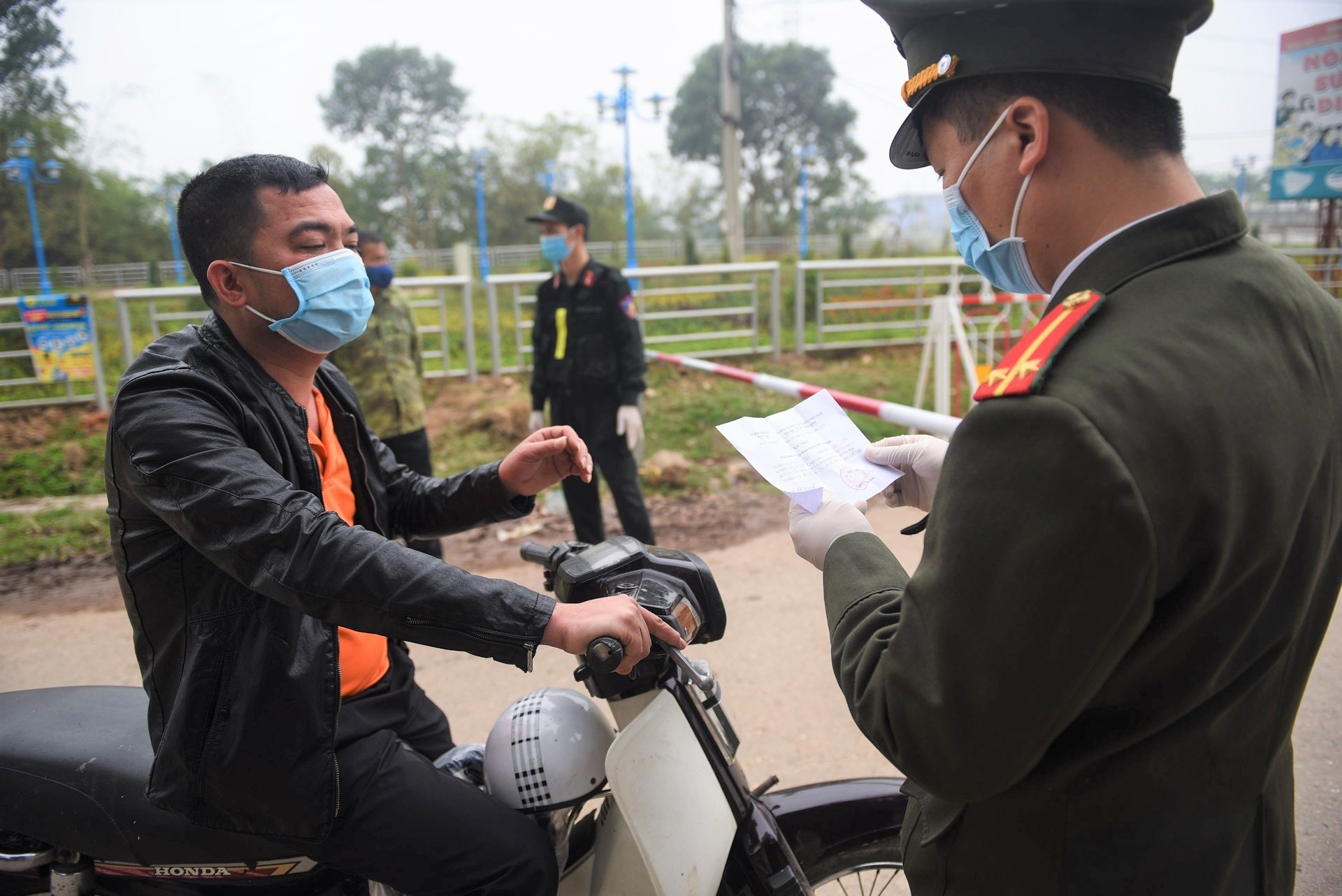 Doi pho dich Covid-19 can tinh ky luat cua quan doi hinh anh