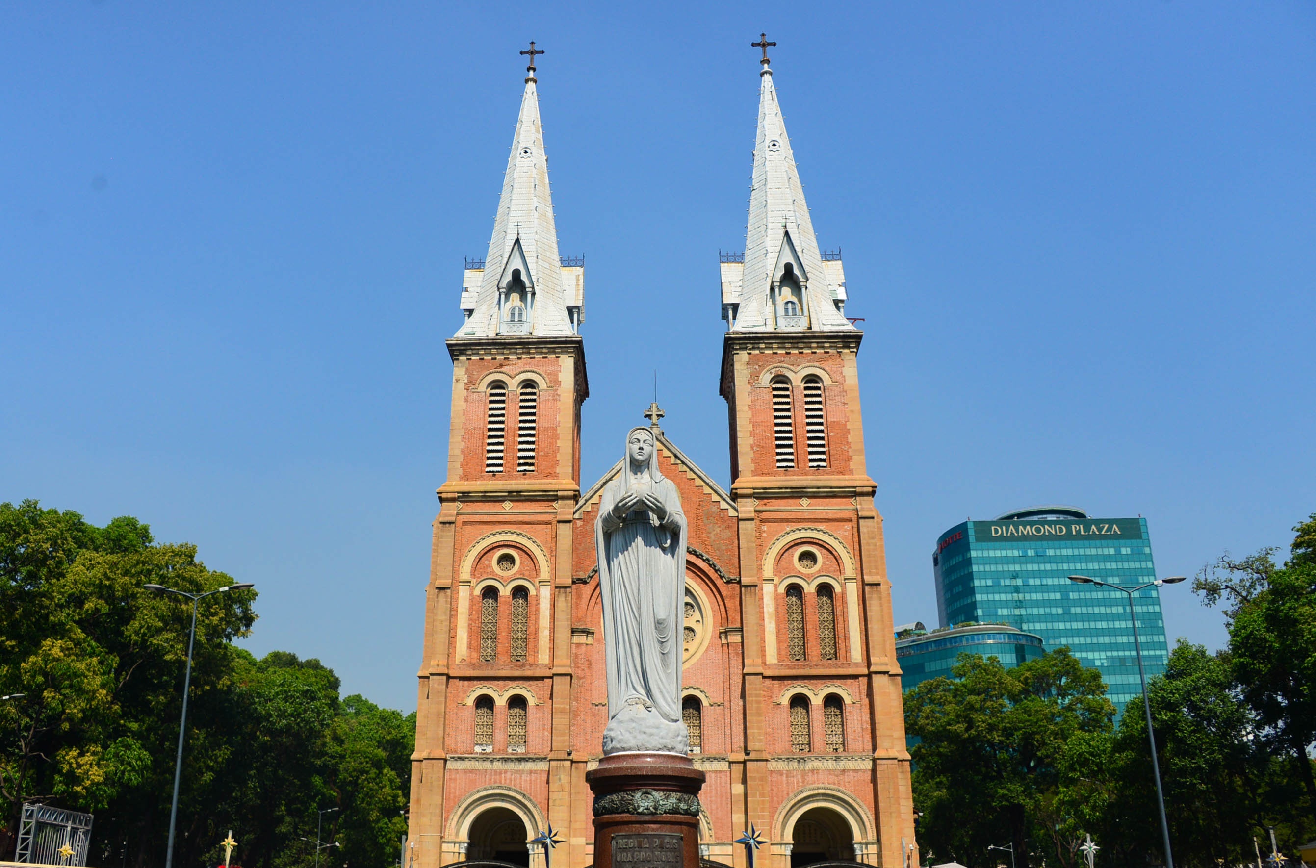 Du khach mong viec trung tu Nha tho Duc Ba som hoan tat hinh anh