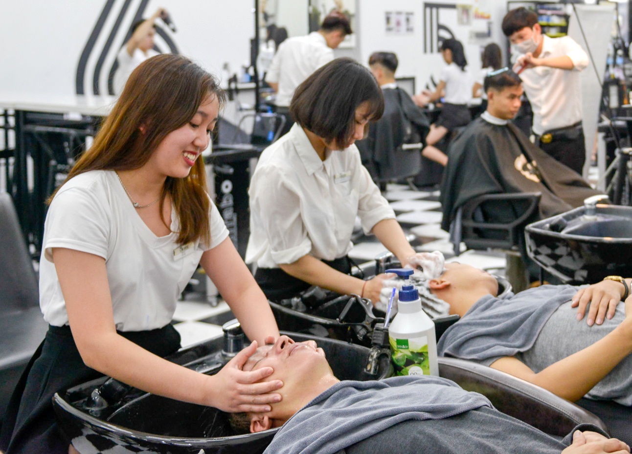 Tiem hot toc, quan bia o TP.HCM dong cua tu 18h hom nay hinh anh