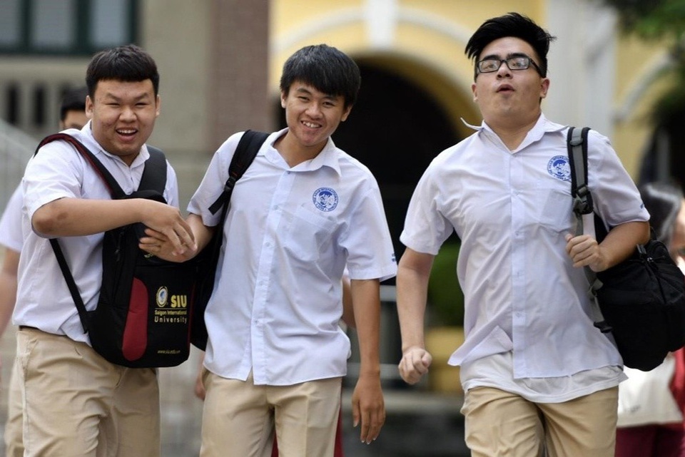 Hoc sinh lop 12 o TP.HCM di hoc ngay 9/3 hinh anh