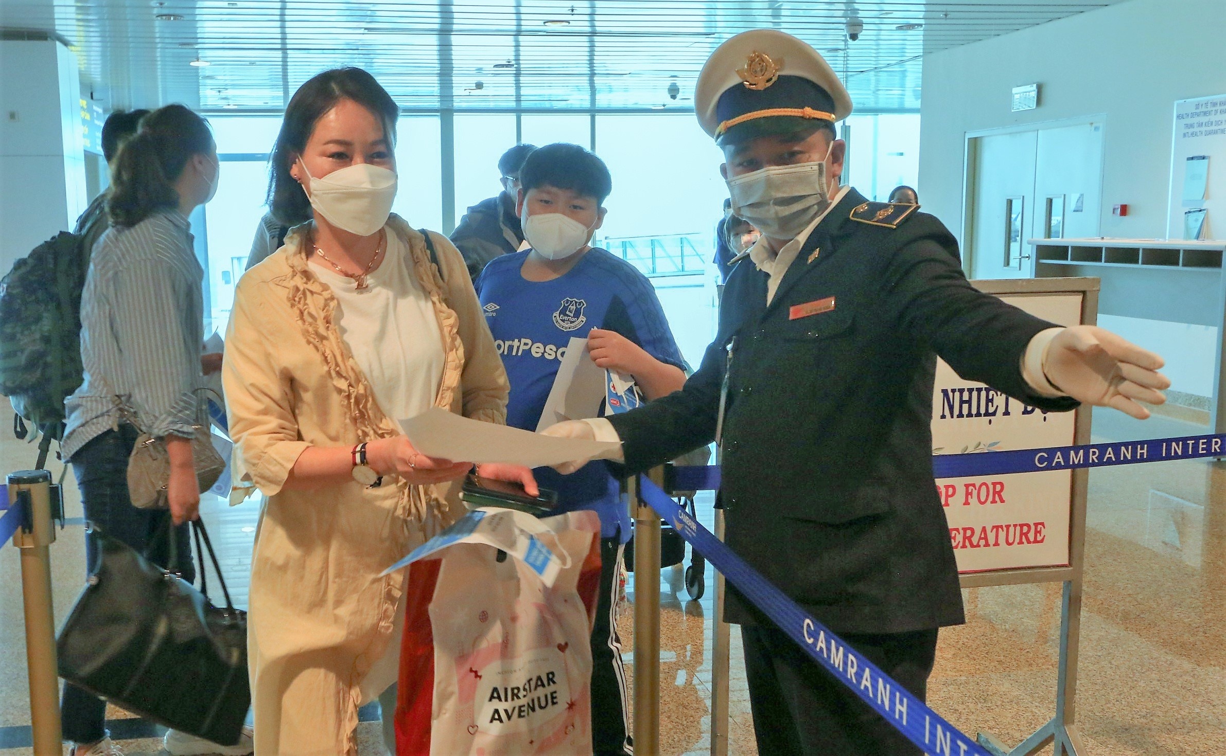 TP.HCM ho tro nguoi nuoc ngoai am tinh Covid-19 xuat canh hinh anh