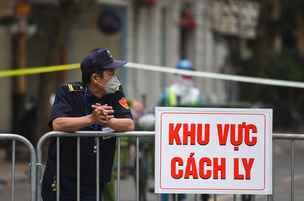 Phong toa lo chung cu o TP.HCM do co nguoi tai duong tinh Covid-19 hinh anh