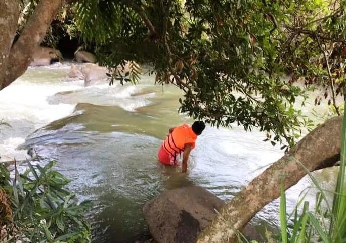 Tai nan thac Lieng Ep anh 1