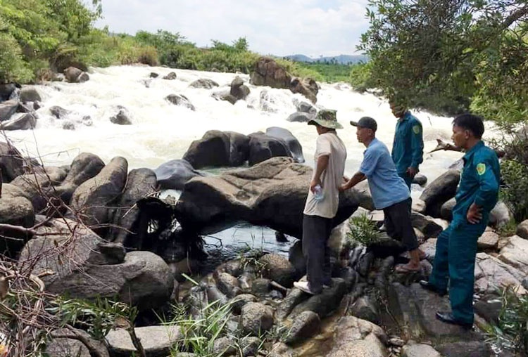 Lu tren song Dong Nai khien 10 nguoi dang choi thac gap nan hinh anh