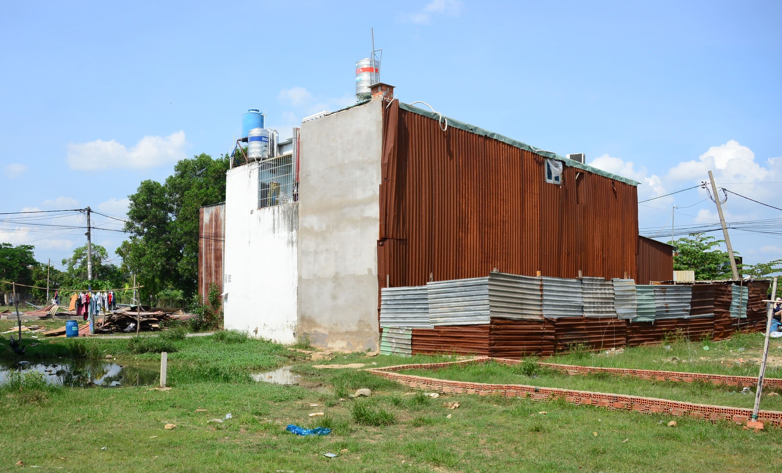 Bao ke xay dung tai Binh Chanh anh 2