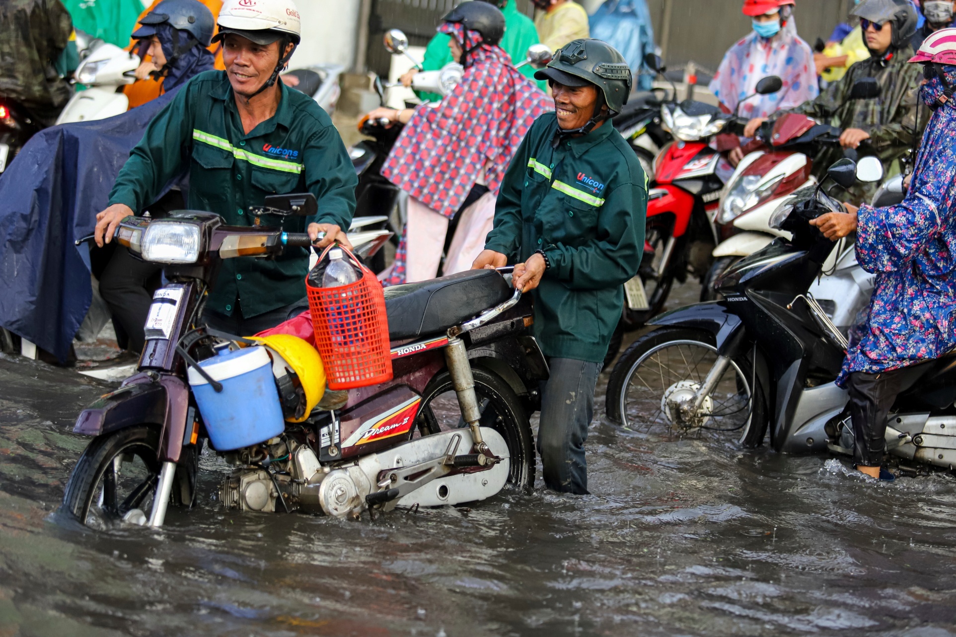 Ai tra phi thue may bom chong ngap khi cham sua duong Nguyen Huu Canh? hinh anh