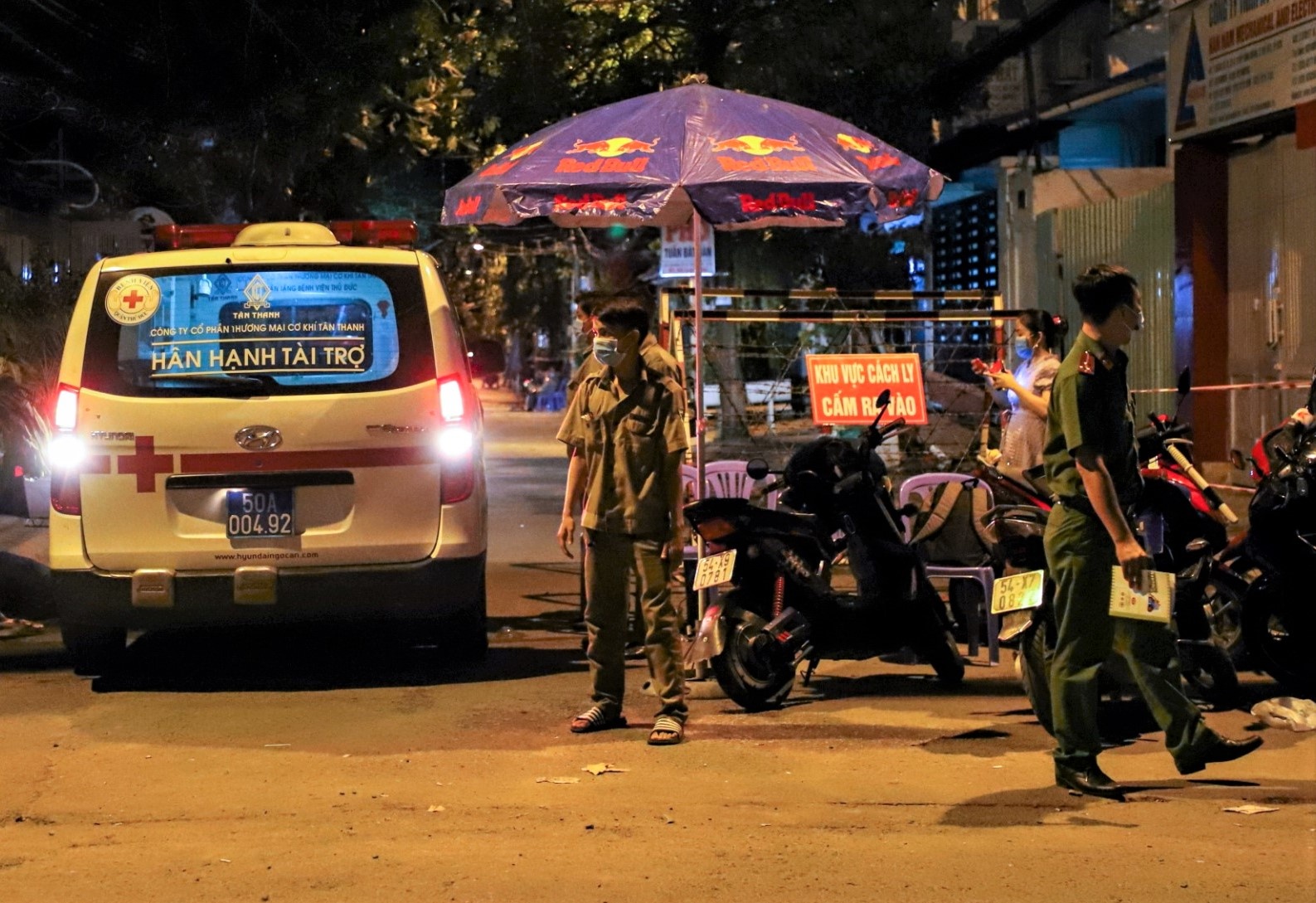 Canh vang lang tai con duong moi bi phong toa o quan Thu Duc hinh anh