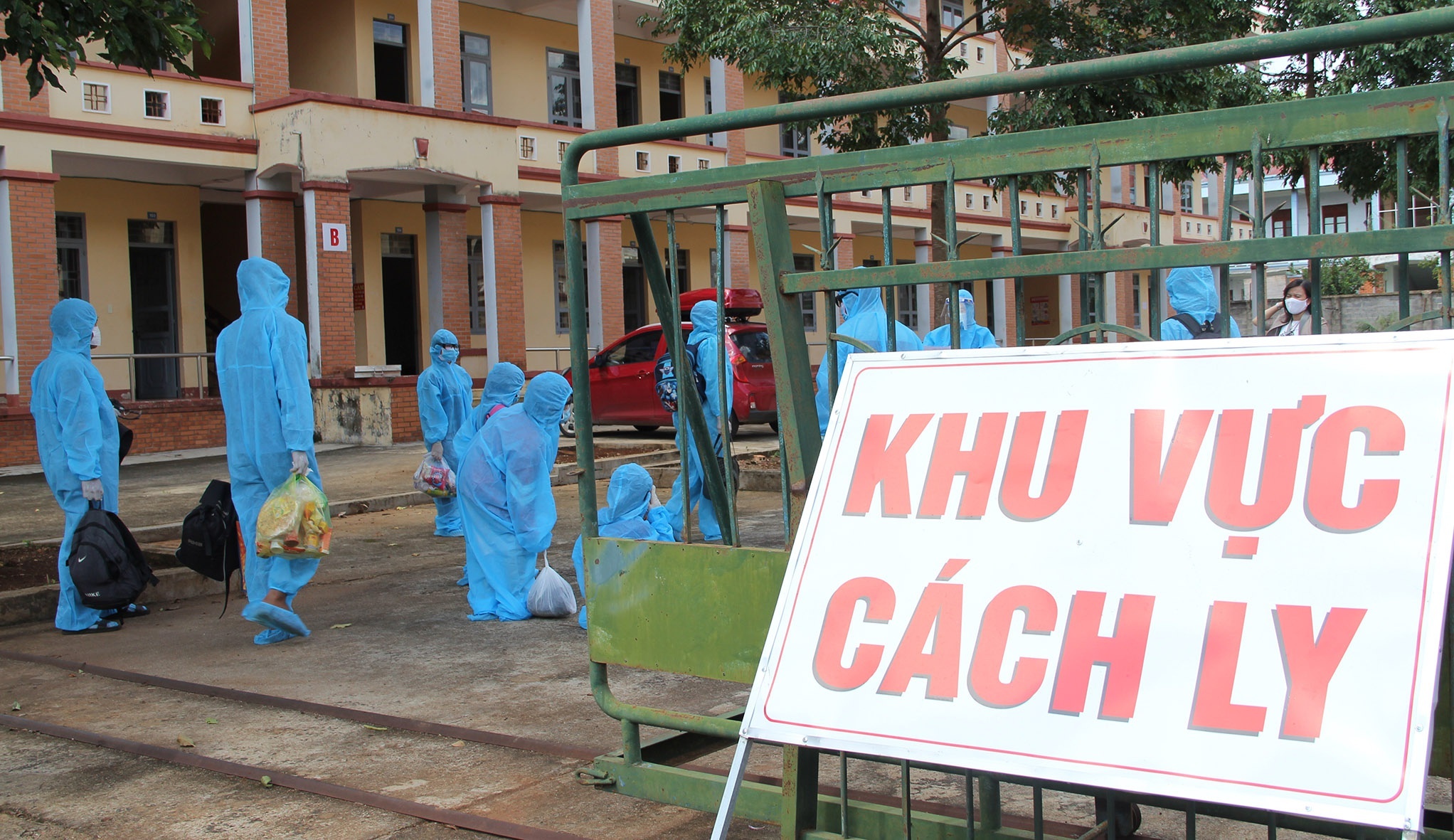 Giam doc nguoi Nhat mac Covid-19 di nhieu noi trong 2 ngay o TP.HCM hinh anh