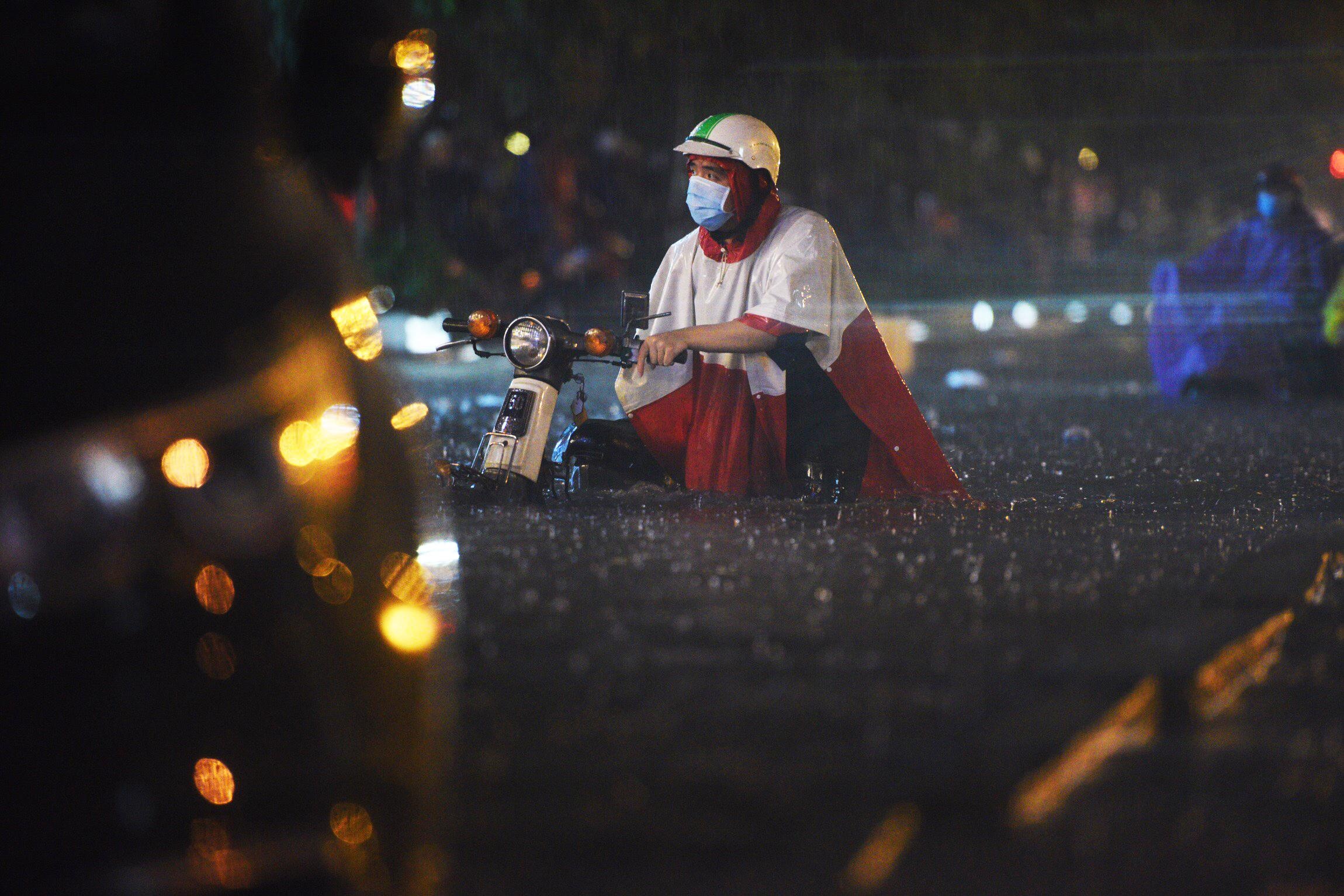 TP.HCM mua lon, ngap nang nhieu noi hinh anh