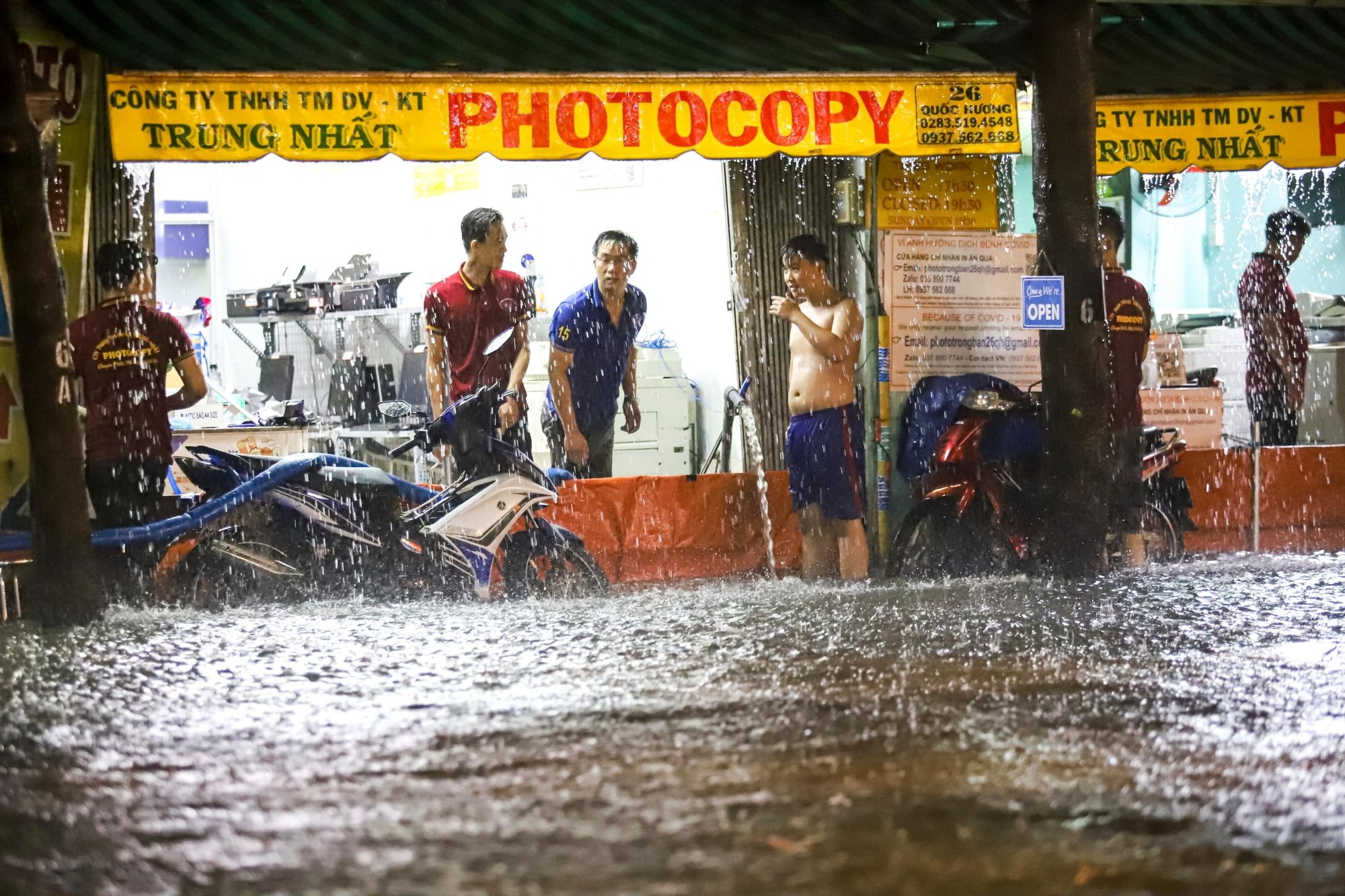 Vi sao HCM mua lon anh 1