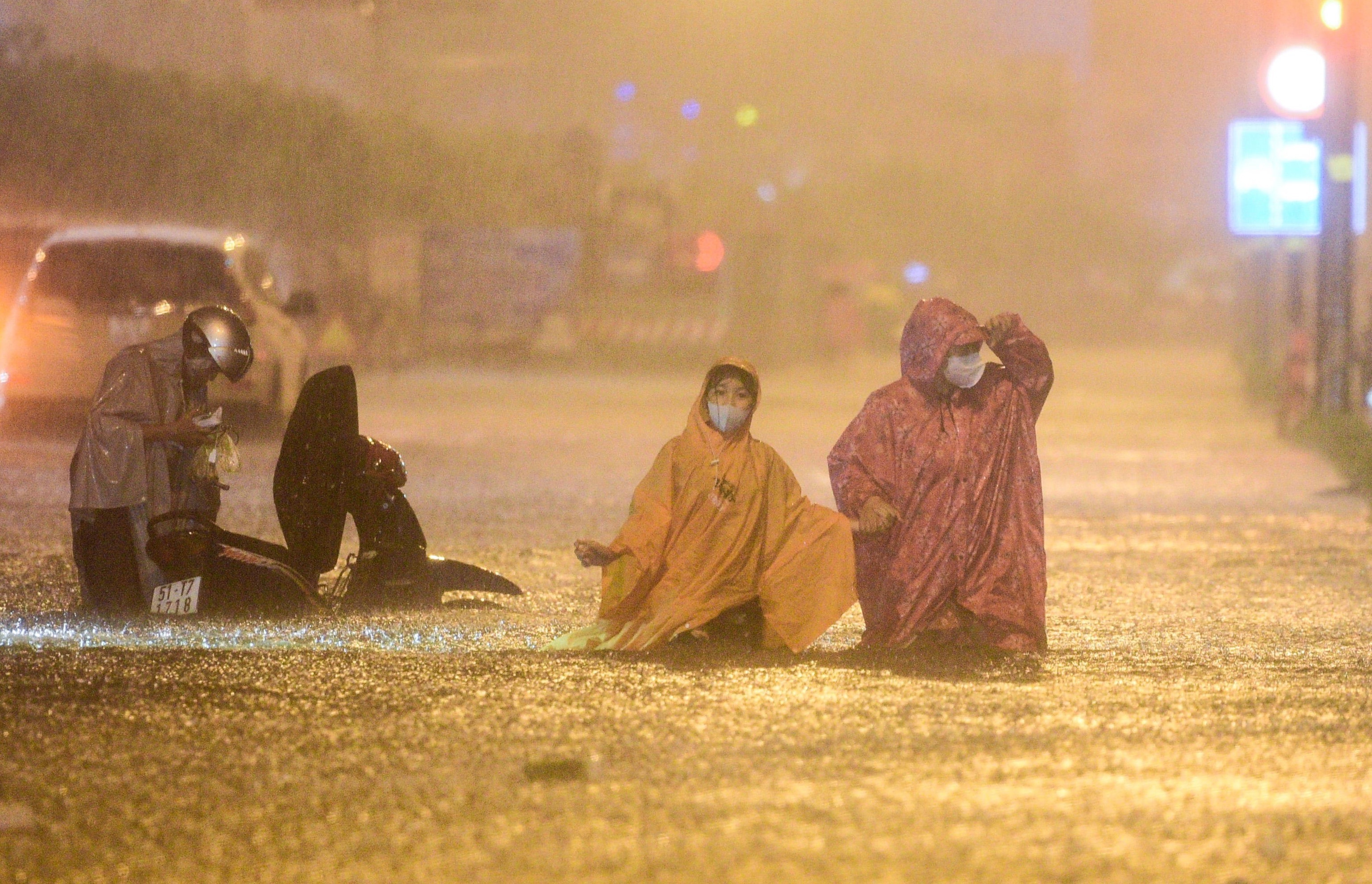 TP.HCM mua dong chieu nay hinh anh