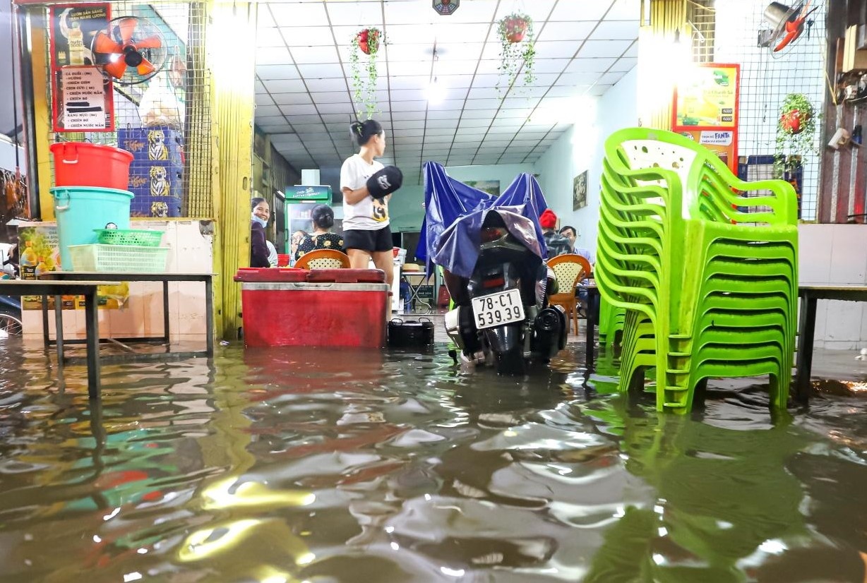 Quan 1 co luong mua lon nhat TP.HCM trong 6 gio qua hinh anh