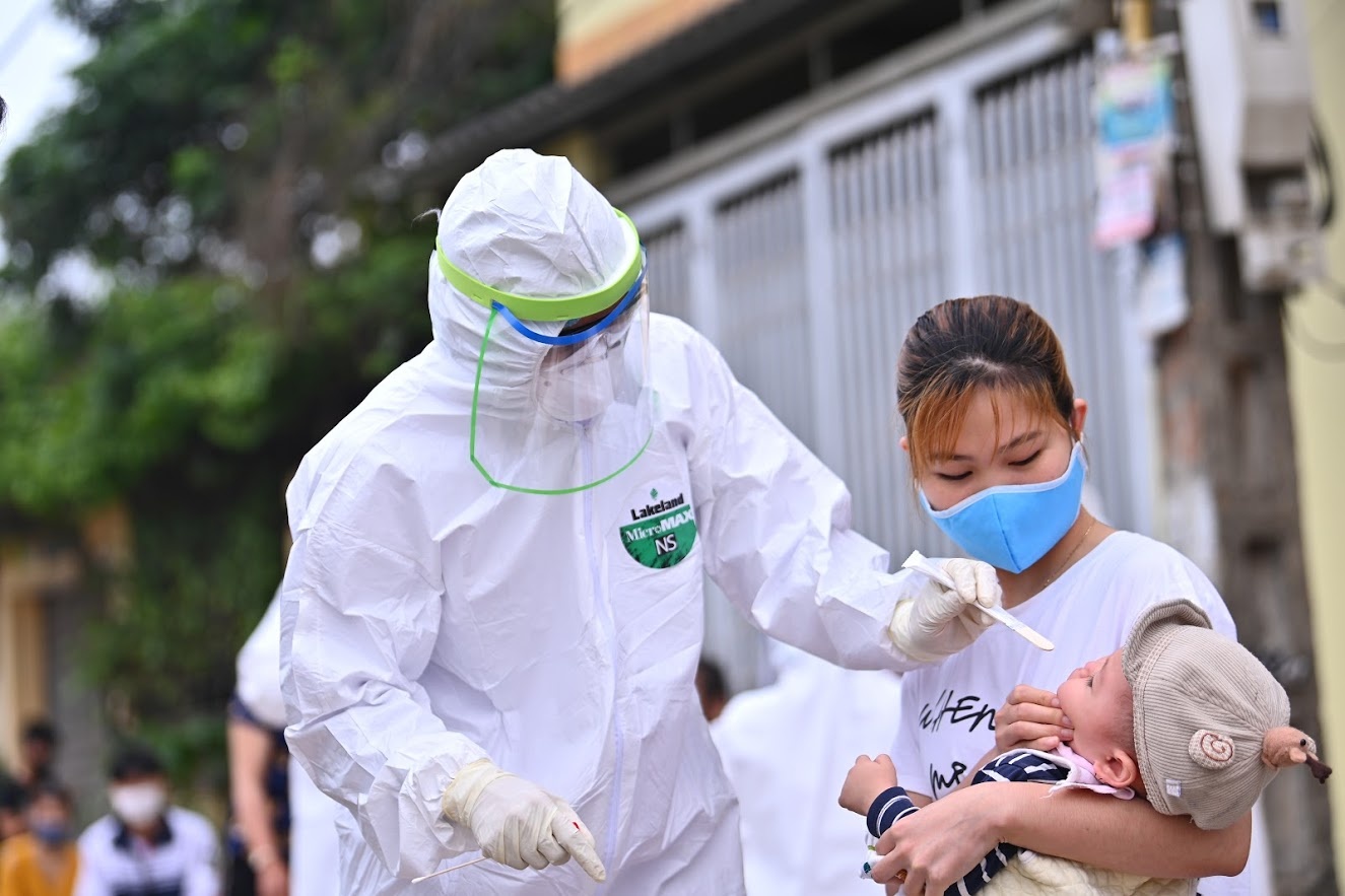 Chu tich TP.HCM cam on nguoi dan va chien si ao trang hinh anh