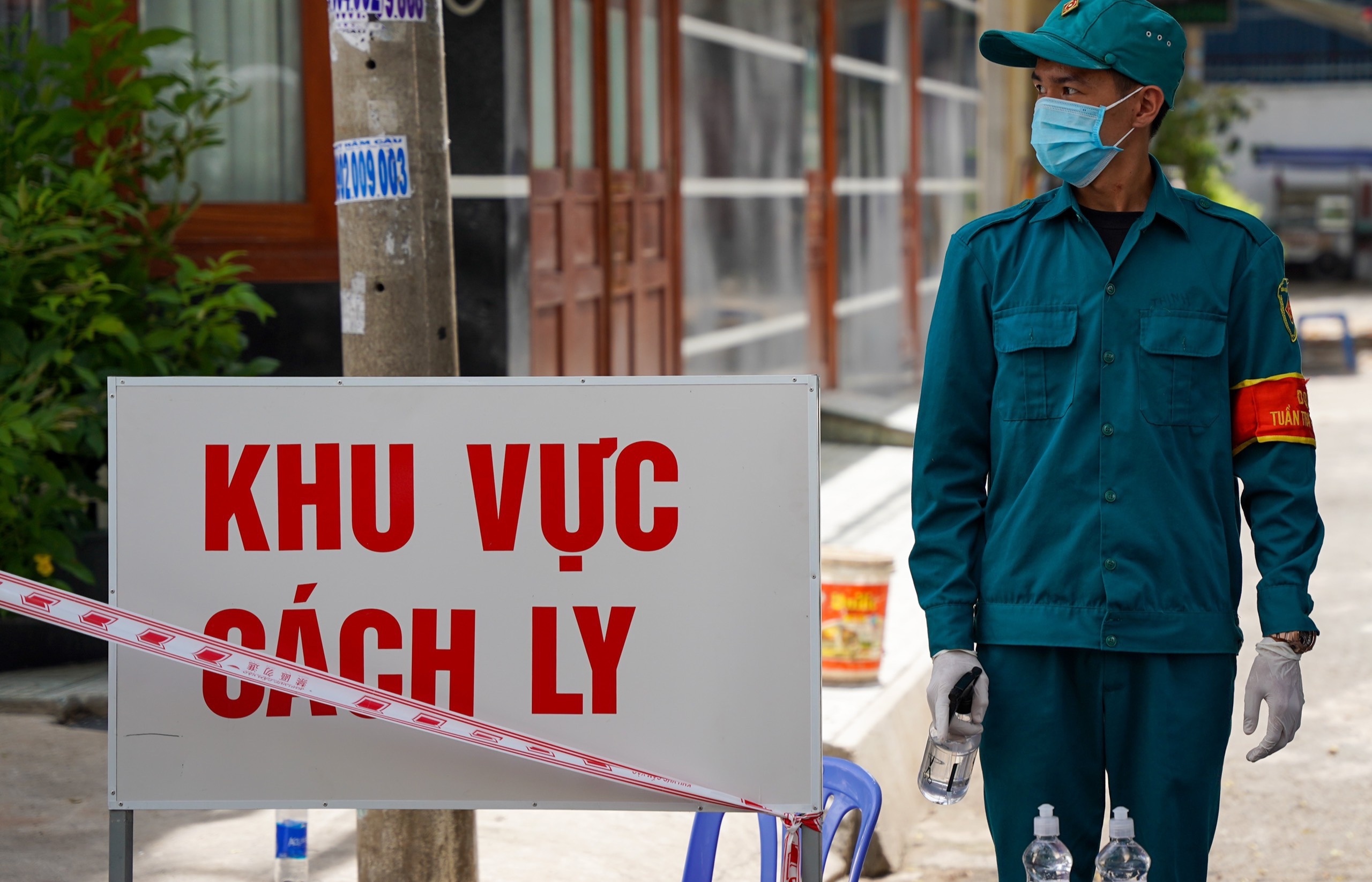Quan Tan Phu phong toa 17 can nha vi ca tai duong tinh SARS-CoV-2 hinh anh