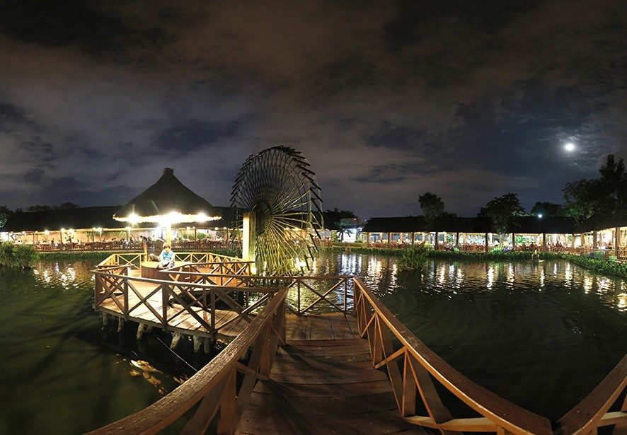 Khu am thuc Binh Xuyen moc trai phep tren dat ao hinh anh