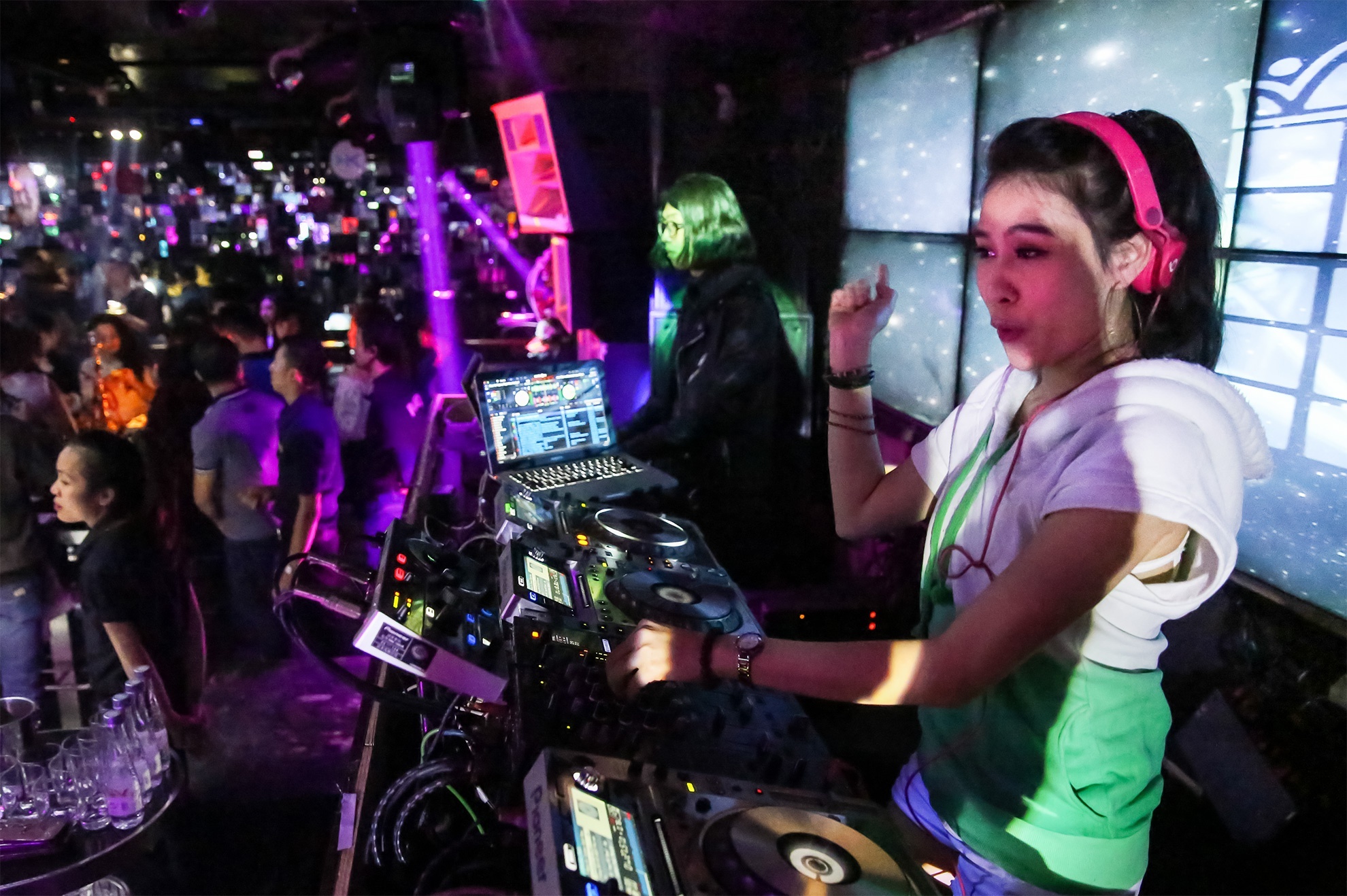 TP.HCM mo lai quan bar, vu truong hinh anh