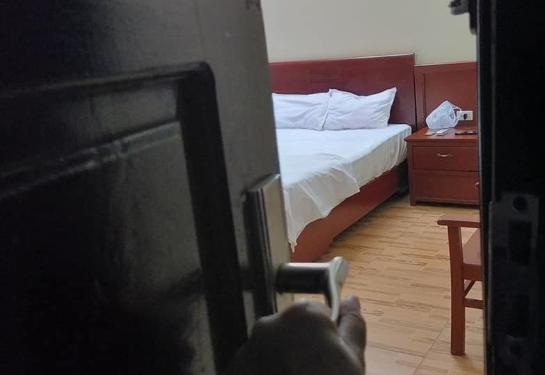 Dinh chi cong tac pho cong an quan 10 vao khach san voi dong nghiep hinh anh