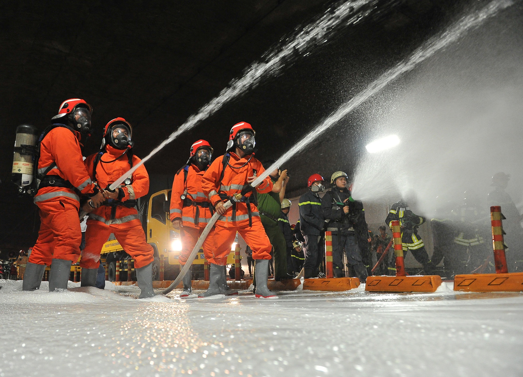 Cam xe qua ham Thu Thiem 2 ngay cuoi tuan hinh anh