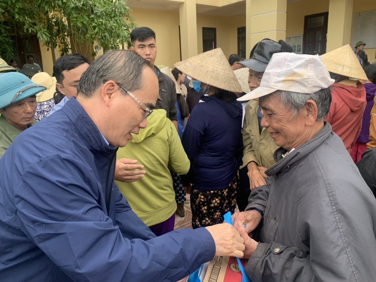 Ong Nguyen Thien Nhan: 10 trieu nguoi TP.HCM huong ve mien Trung hinh anh