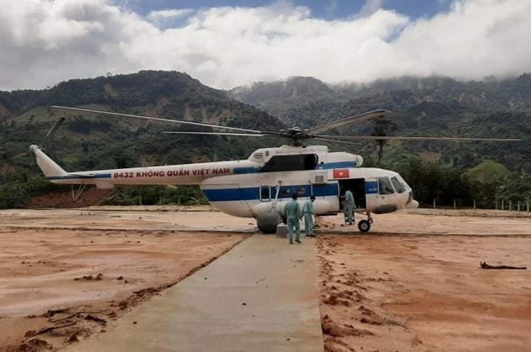 Truc thang tiep te hang hoa cho xa bi co lap o Quang Nam hinh anh