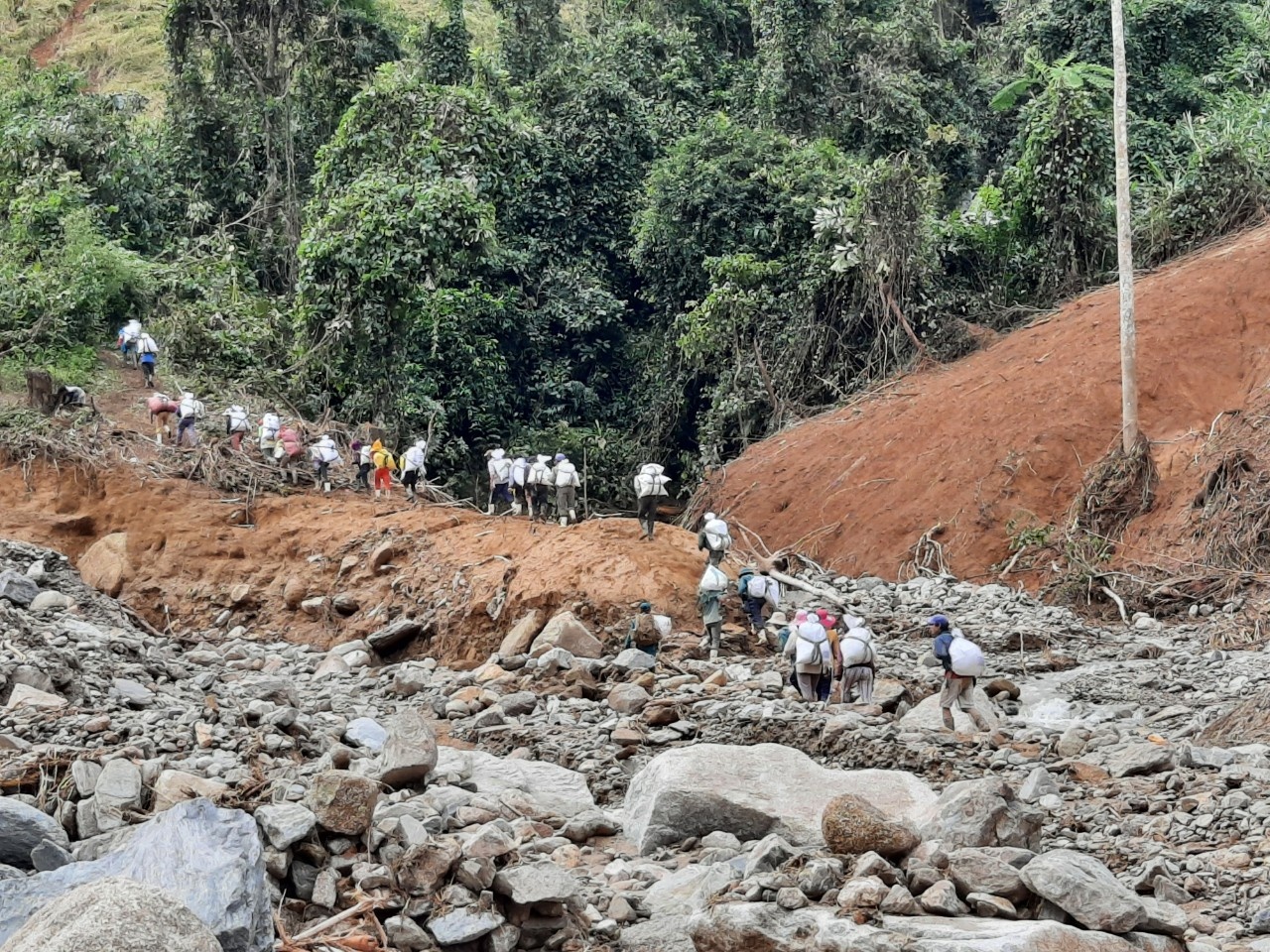 Tiep te nguoi dan Quang Nam anh 4